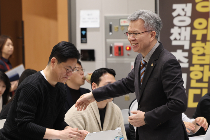 김택우 대한의사협회장이 16일 오후 서울 용산구 대한의사협회에서 열린 기자간담회에서 취재진과 인사하고 있다. 연합뉴스
