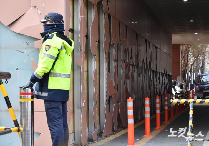 서부지법 곳곳에 남은 폭동 흔적
