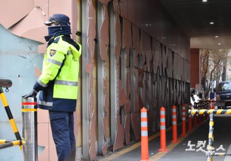 서부지법 곳곳에 남은 폭동 흔적