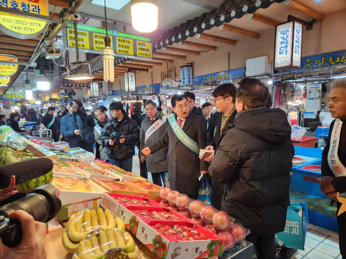 주낙영 경주시장이 지난해 설 명절을 앞두고 전통시장 장보기 행사를 펼치고 있다. 경주시 제공