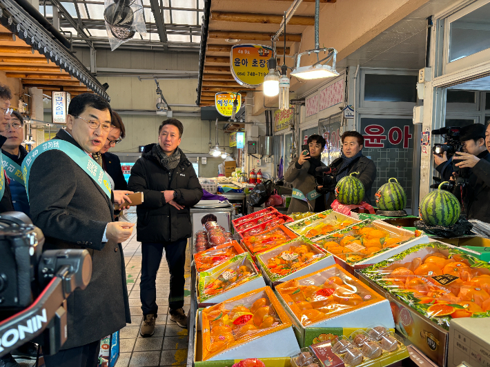 주낙영 경주시장이 지난해 설 명절을 앞두고 전통시장 장보기 행사를 펼치고 있다. 경주시 제공