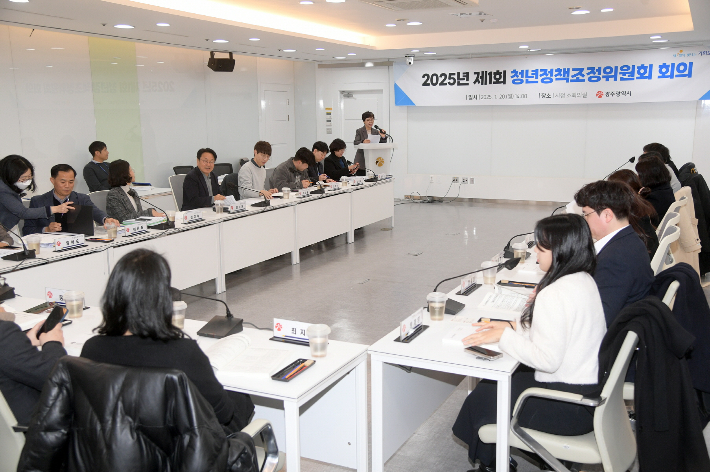 광주광역시는 20일 시청 소회의실에서 '청년정책조정위원회'를 열어 '2025년도 청년정책 시행계획안'을 심의·의결 했다. 광주광역시 제공 