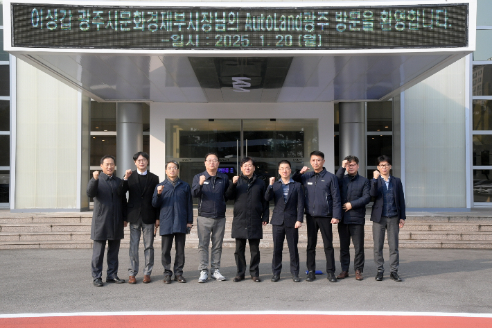 이상갑 광주광역시 문화경제부시장이 20일 오전 기아 오토랜드 광주를 방문해 기업관계자들과 차담회를 진행하고 있다. 광주광역시 제공