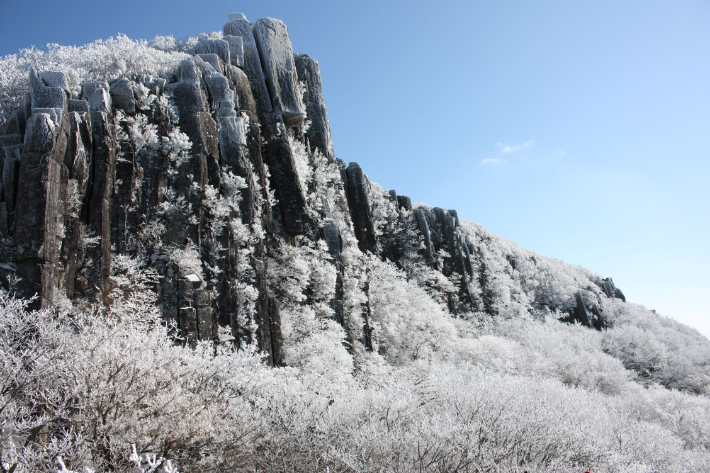 문화체육관광부와 한국관광공사가 2년마다 국내대표 관광지를 선정해 홍보하는 '한국관광 100선'에 선정된 무등산국립공원 서석대 모습. 광주광역시 제공