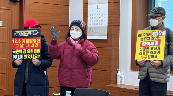 국민의힘 당원들이 20일 시의회 프레스센터에서 김상욱 의원의 대통령 탄핵 찬성 입장을 옹호하면서서 광역·기초의원들의 주장을 비판하고 있다. 울산시의회 제공 