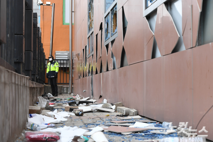19일 오전 서울 마포구 서울서부지방법원에 윤석열 대통령에 대한 구속영장 발부 소식에 격분한 윤 대통령 지지자들이 난입해 현판, 건물 벽면, 유리창 등을 파손한 흔적이 남아 있다. 황진환 기자
