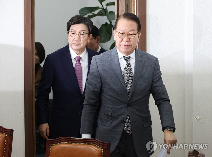 (서울=연합뉴스) 김주형 기자 = 국민의힘 권영세 비상대책위원장(오른쪽)과 권성동 원내대표가 20일 국회에서 열린 비상대책위원회의에 입장하고 있다. 2025.1.20 kjhpress@yna.co.kr 연합뉴스