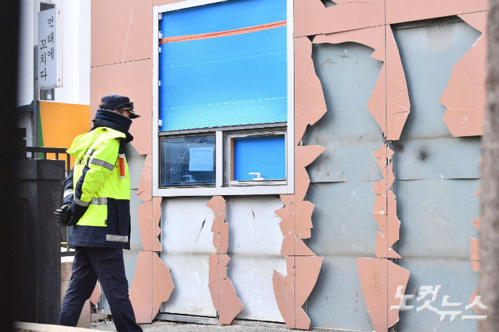 지난 19일 윤석열 대통령에 대한 구속영장이 발부되자 격앙된 지지자들이 서울서부지방법원에 난입해 시설물 등을 파손하며 폭동을 일으킨 가운데 20일 서울 마포구 서울서부지방법원에 파손된 외벽이 보이고 있다. 류영주 기자