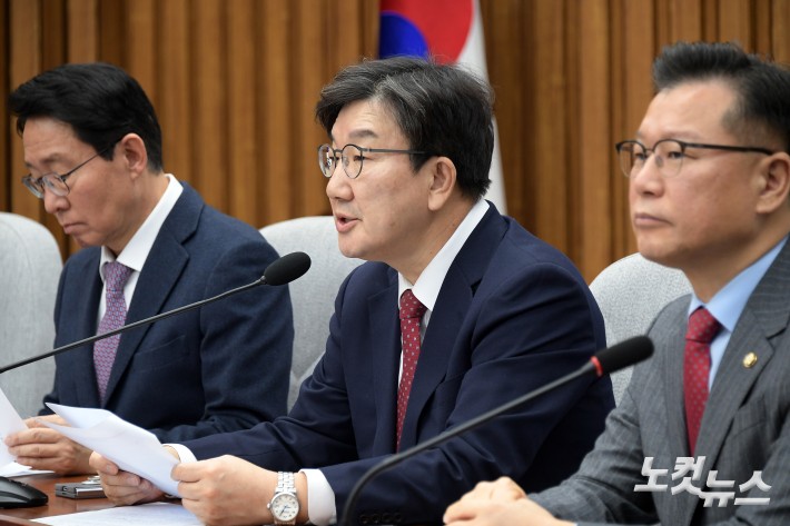 발언하는 권성동 원내대표