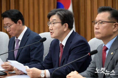 발언하는 권성동 원내대표