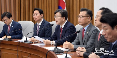 발언하는 권성동 원내대표