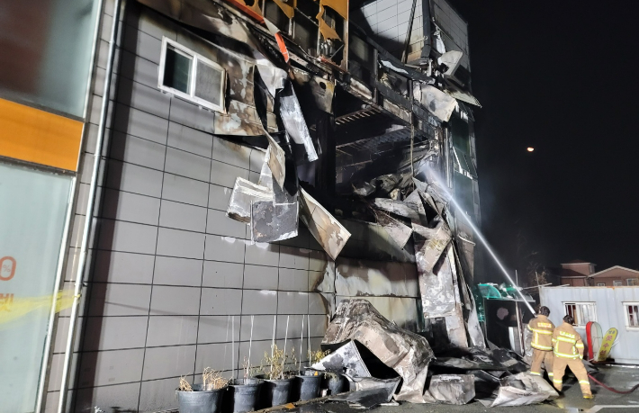 21일 0시쯤 부산 강서구의 한 의류매장에서 불이 나 10여 분만에 꺼졌다. 부산소방재난본부 제공 