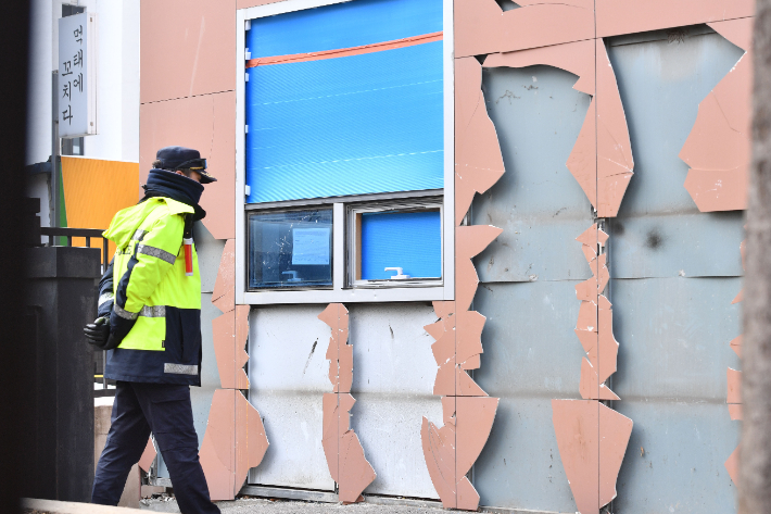 지난 19일 윤석열 대통령에 대한 구속영장이 발부되자 격앙된 지지자들이 서울서부지방법원에 난입해 시설물 등을 파손하며 폭동을 일으킨 가운데 20일 서울 마포구 서울서부지방법원에 파손된 외벽이 보이고 있다. 류영주 기자