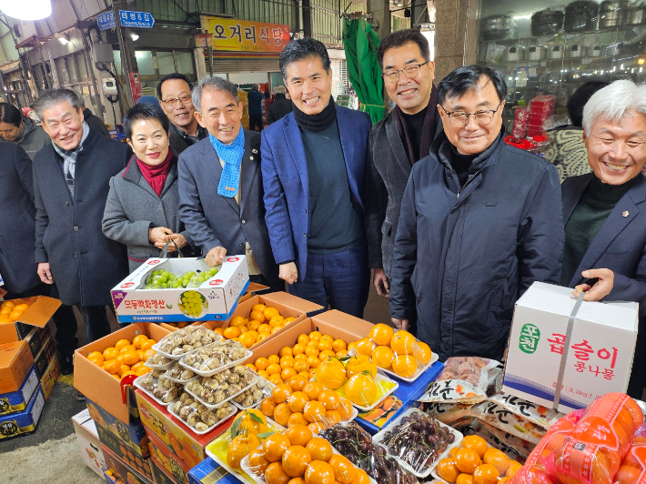 더불어민주당 전북특별자치도당은 20일 설날을 앞두고 민생·경제 회복을 위한 현장 소통 강화에 나섰다. 민주당 전북도당 제공
