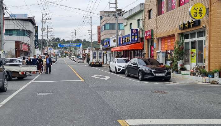 옥외 간판을 교체한 서면지역 상가들. 경주시 제공