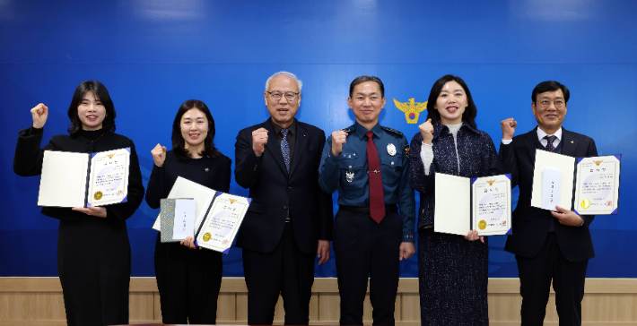 감사장을 받은 농협은행 직원들. 제주경찰청 제공