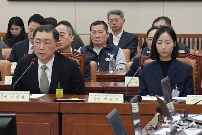 21일 서울 여의도 국회에서 열린 환경노동위원회 전체회의 쿠팡 택배노동자 심야노동 등 근로조건 개선을 위한 청문회 및 대유위니아그룹 임금체불 관련 청문회에서 박영우 박현철 위니아전자 전 대표(박영우 회장 조카)가 의원 질의에 답변을 하고 있다. (왼쪽 박은진 대유에이텍 부사장)