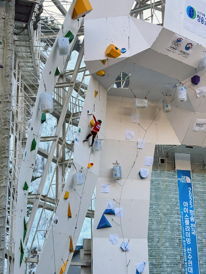 '2025 청송 전국 아이스클라이밍 선수권대회' 경기장면. 대한산악연맹 제공
