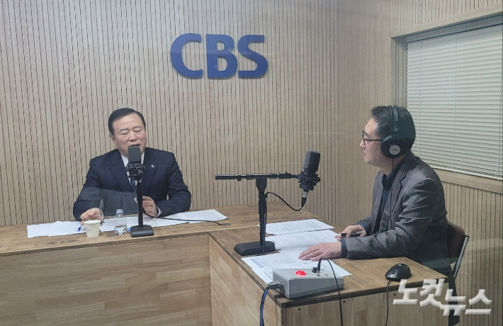 왼쪽부터 박경국 한국가스안전공사 사장, 김종현 앵커. 충북CBS