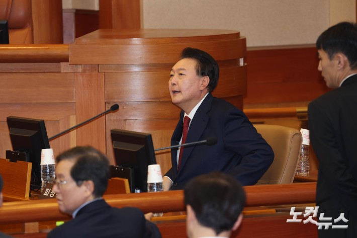 尹대통령, 정장 차림으로 대심판정 입정