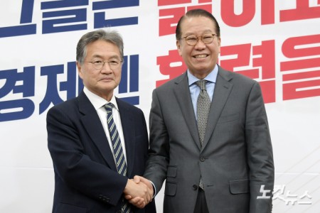 악수하는 권영세 비대위원장-조셉 윤 주한미국대사대리