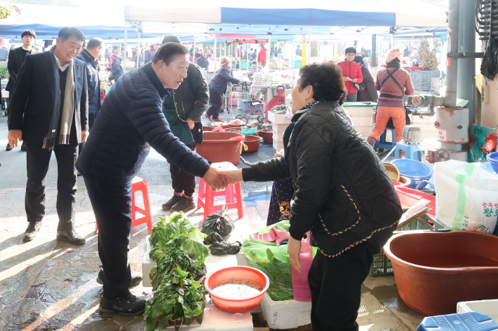 시장상인들과 얘기를 나누고 있는 조근제 함안군수. 함안군 제공