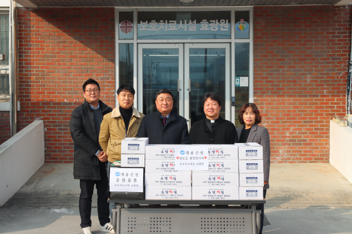 계룡건설 진중길 상무(왼쪽 세번째)와 효광원 김현 원장(왼쪽 네번째) 등 관계자들이 기념 촬영을 하고 있다. 계룡건설 제공
