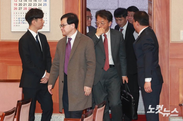 대심판정 들어선 尹측 변호인