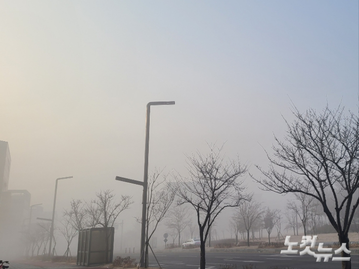 '고농도 미세먼지 비상저감조치'가 시행 중인 충남지역. 김정남 기자