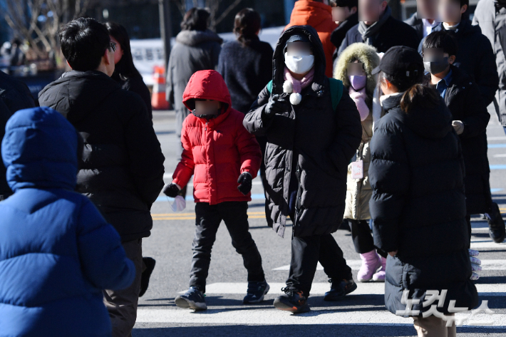강추위 속에 시민들이 발걸음을 재촉하고 있다. 류영주 기자