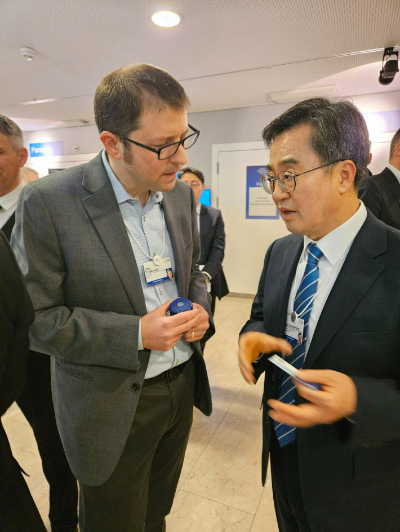 2025 세계경제포럼(World Economic Forum, WEF) 첫날 일정으로 글로벌 유니콘 대표 등과 정보를 나누고 비즈니스 인맥을 형성하는 '이노베이터 커뮤니티 리셉션'에 참여한 김동연 경기도지사. 경기도 제공 