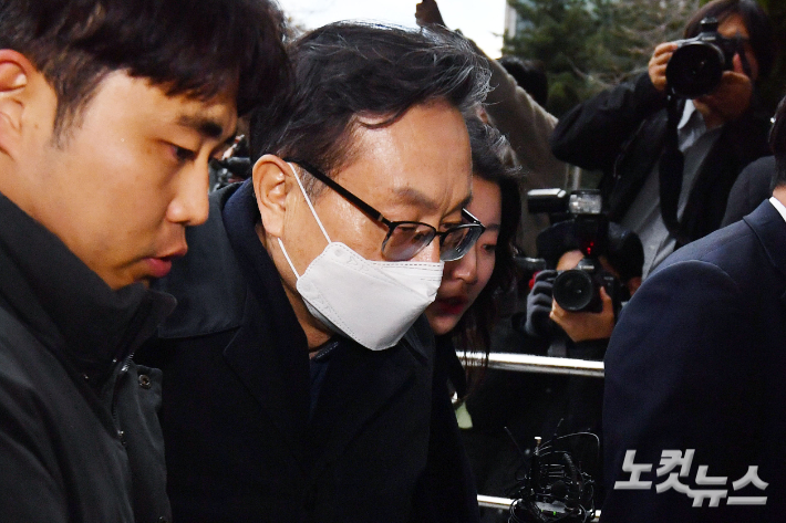 친인척 부당대출 의혹을 받는 손태승 전 우리금융지주 회장이 지난해 11월 26일 오후 서울 양천구 서울남부지방법원에서 열린 영장실질심사에 출석하고 있다. 류영주 기자