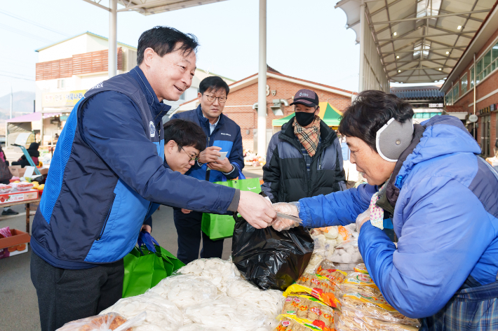 월성본부 정원호 본부장이 시장상인과 덕담을 나누며 장을 보고 있다. 월성원자력본부 제공