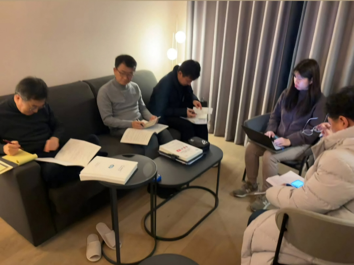 경기도 관계자들과 스위스 다보스 현지 숙소에서 새벽까지 포럼 관련 준비사항 등을 점검하고 있는 김동연(왼쪽 끝) 경기도지사 모습. 김 지사 인스타그램 캡처