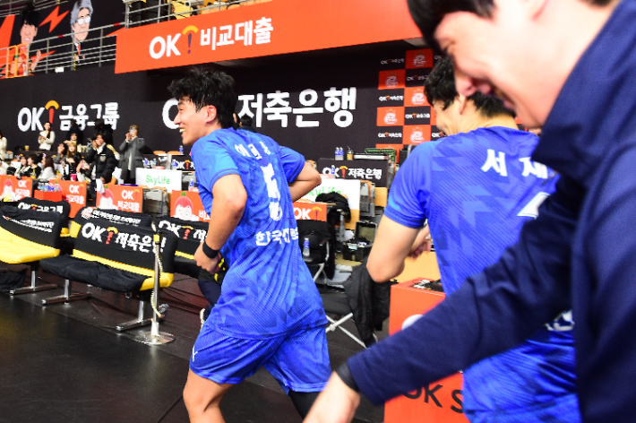 승리 세리머니하는 이원중. 한국배구연맹