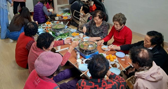 전라남도가 설을 맞아 겨울철 한파와 에너지물가 상승으로 경제적 어려움에 직면한 저소득 취약계층 어르신에 대한 민생지원금 105억 원을 설 이전에 지급 완료할 계획이다. 전남도 제공