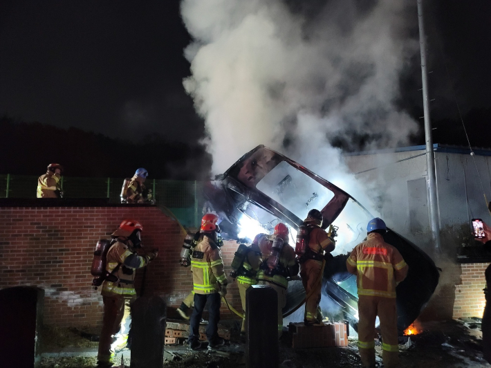 지난 20일 오후 10시 25분쯤 SUV 차량이 대구 수성구 범어동의 한 테니스 주차장 담벼락을 들이받았다. 대구 수성소방서 제공