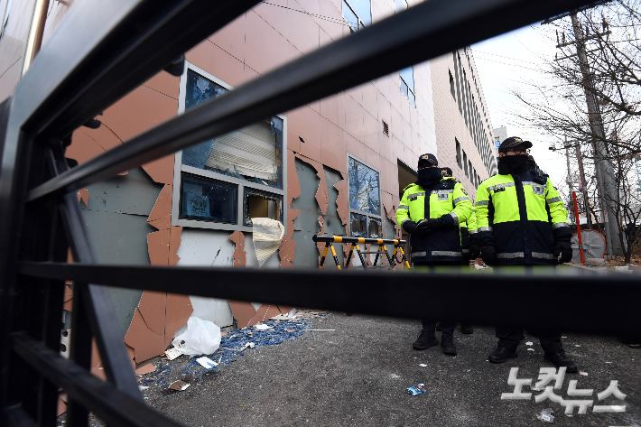 지난 19일 오전 서울 마포구 서울서부지방법원에 윤석열 대통령에 대한 구속영장 발부 소식에 격분한 윤 대통령 지지자들이 난입해 현판, 건물 벽면, 유리창 등을 파손한 흔적이 남아 있다. 황진환 기자