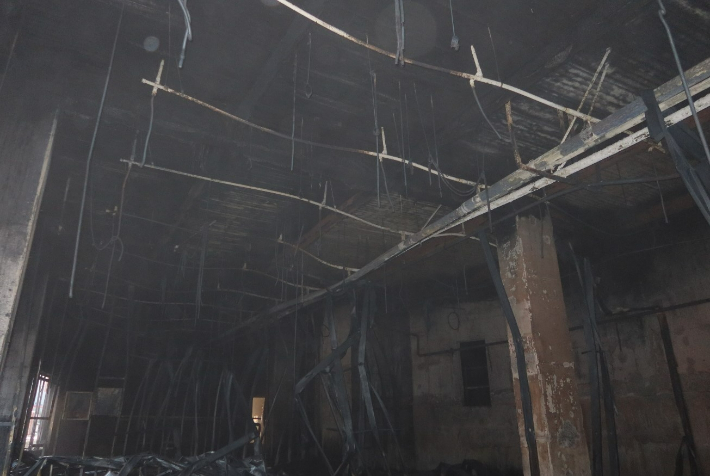 부산의 한 아파트 신축 현장에서 불이 나 수천만 원대 재산피해가 났다. 주변 아파트와 주택가에 검은 연기가 퍼지면서 90건이 넘는 119 신고가 빗발쳤다. 부산소방재난본부 제공