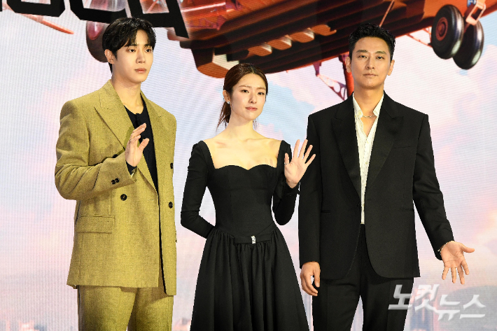 배우 추영우(왼쪽부터), 하영, 주지훈이 21일 서울 강남구 그랜드 인터컨티넨탈 서울 파르나스에서 열린 넷플릭스 시리즈 '중증외상센터' 제작발표회에서 포즈를 취하고 있다. 박종민 기자