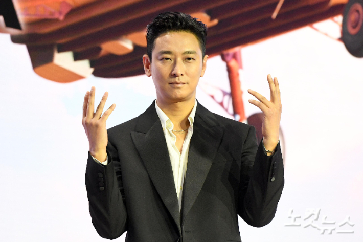 배우 주지훈이 21일 서울 강남구 그랜드 인터컨티넨탈 서울 파르나스에서 열린 넷플릭스 시리즈 '중증외상센터' 제작발표회에서 포즈를 취하고 있다. 박종민 기자