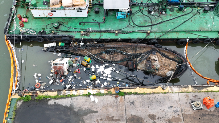 지난해 9월 부산항 북항 5물양장에 장기계류 중이던 유조선이 침몰해 기름이 유출되는 사고가 발생했다. 부산해양경찰서 제공