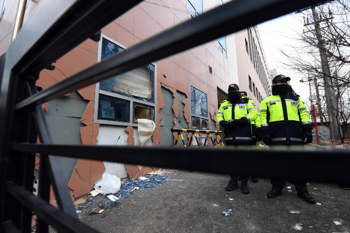 19일 오전 서울 마포구 서울서부지방법원에 윤석열 대통령에 대한 구속영장 발부 소식에 격분한 윤 대통령 지지자들이 난입해 현판, 건물 벽면, 유리창 등을 파손한 흔적이 남아 있다. 황진환 기자