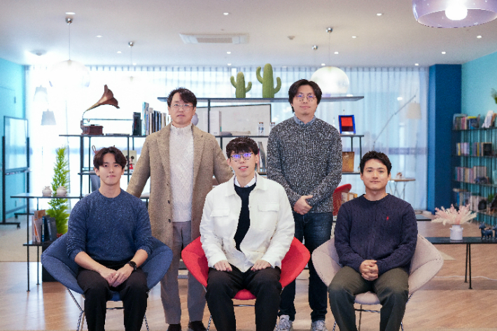 사진 왼쪽 상단부터 시계방향으로 강세병 교수, 주진명 교수, 구용회 연구원, 엄수민 연구원, 노영진 연구원. UNIST 제공