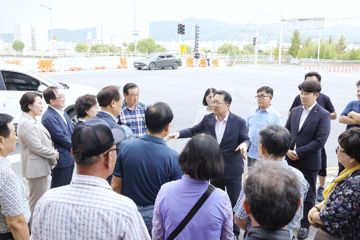 이장우 대전시장이 지난해 8월 도마큰시장 상인들을 만나 유등교 복구 계획을 설명하고 있다. 대전시 제공