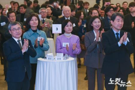 박수치는 이주호-정근식