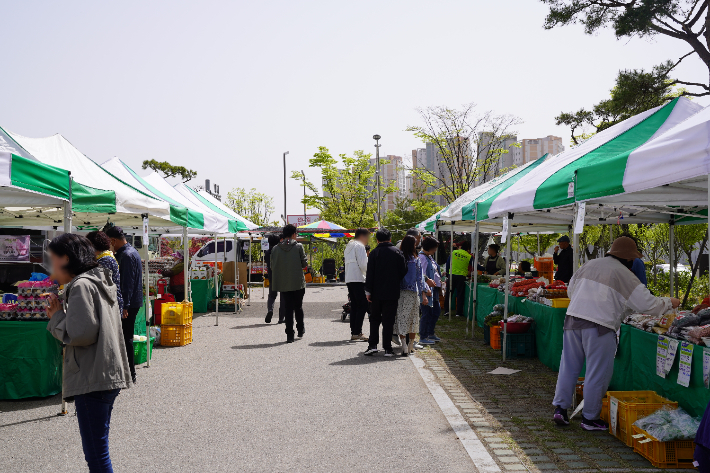 충남세종농협은 설 명절을 맞아 농·특산물 직거래 장터를 23일 하루 동안 지역본부 주차장에서 연다고 밝혔다. 사진은 지난해 지역본부 주차장에서 열린 내포 직거래 장터. 충남세종농협 제공