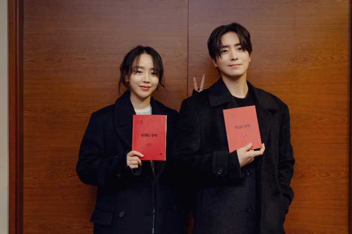 배우 신혜선(좌측), 이준혁. 넷플릭스 제공