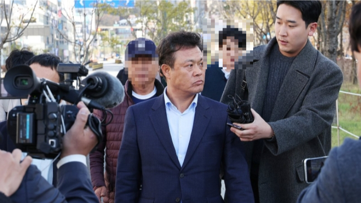 이학수 정읍시장이 항소심 재판을 마치고 장내를 빠져나가고 있다. 연합뉴스