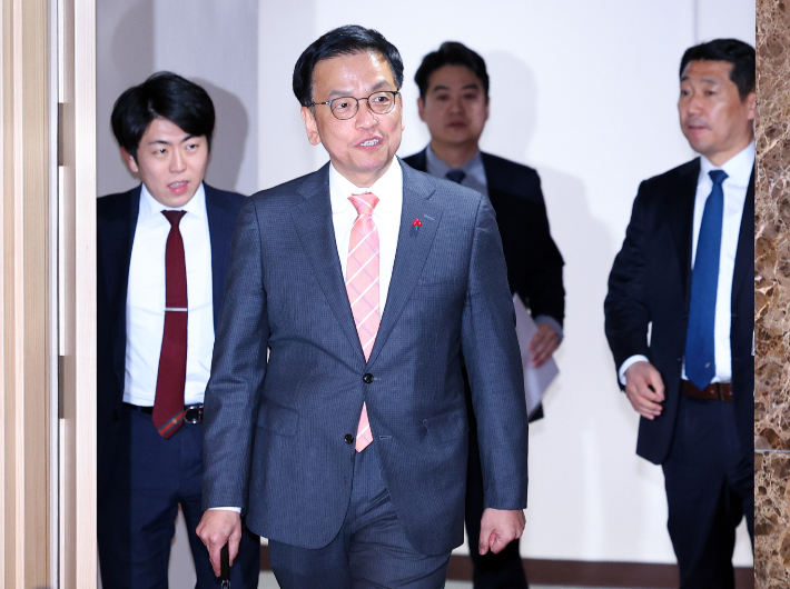 최상목 대통령 권한대행 부총리 겸 기획재정부 장관이 22일 정부서울청사에서 2025년 아시아태평양경제협력체(APEC) 정상회의 준비위원회 회의에 입장하고 있다. 연합뉴스